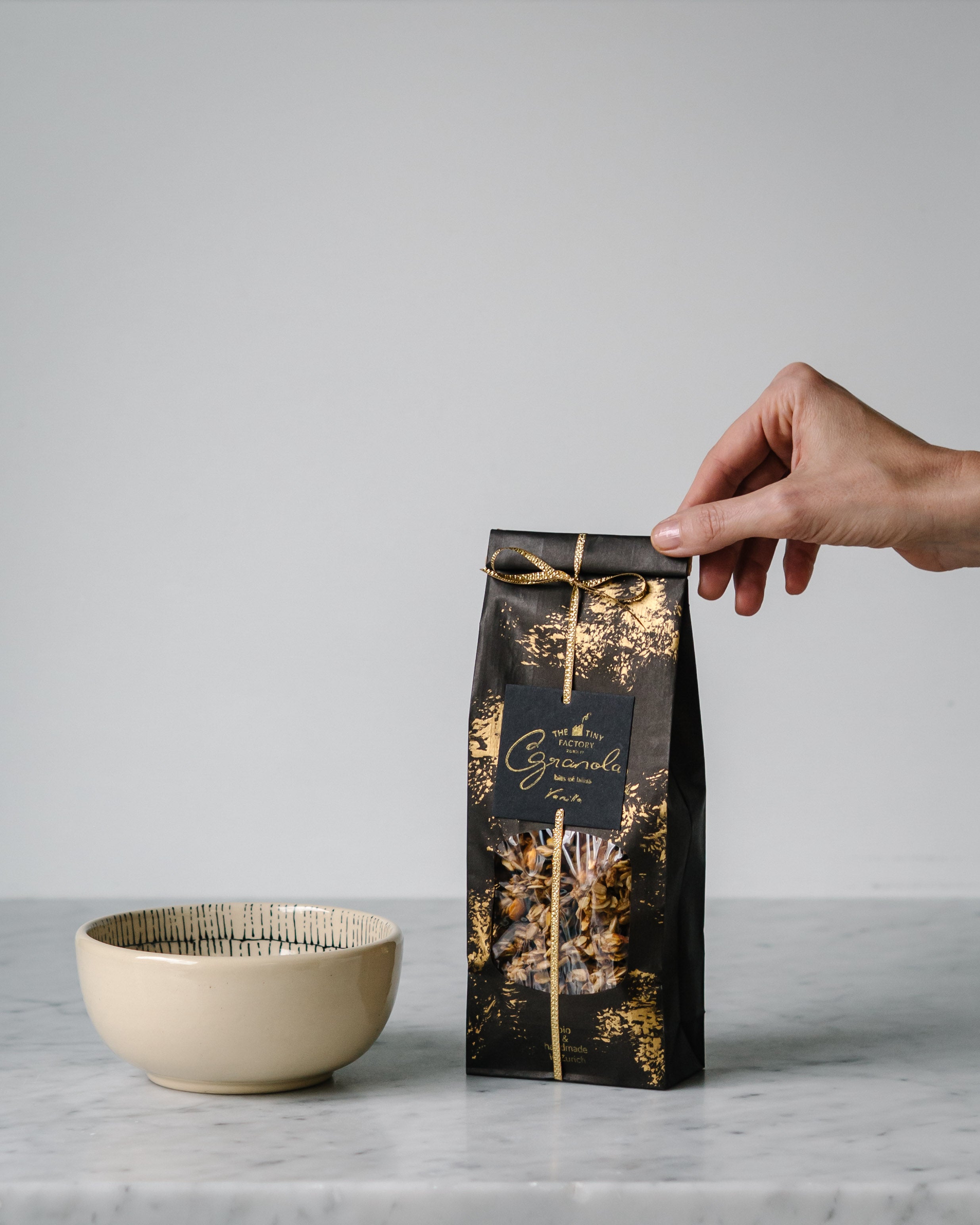 SET: KERAMIKSCHÜSSELI - Linien breit & 350 g Granola mit Vanille